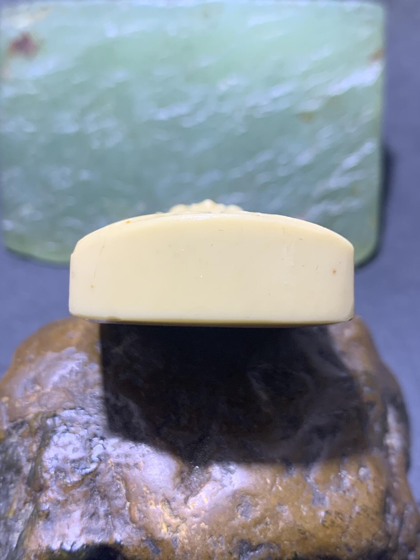 精美亚光金膏玉雕刻兽首牌子一个