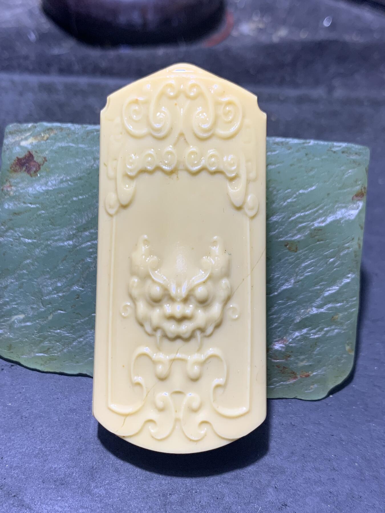 精美亚光金膏玉雕刻兽首牌子一个