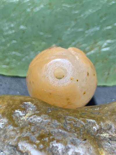 精美冰飘亚光战国红玛瑙手工俏色巧雕灵蛇桶珠一个 精美冰飘亚光战国红玛瑙手工俏色巧雕灵蛇桶珠一个