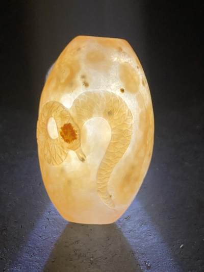 精美冰飘亚光战国红玛瑙手工俏色巧雕灵蛇桶珠一个 精美冰飘亚光战国红玛瑙手工俏色巧雕灵蛇桶珠一个