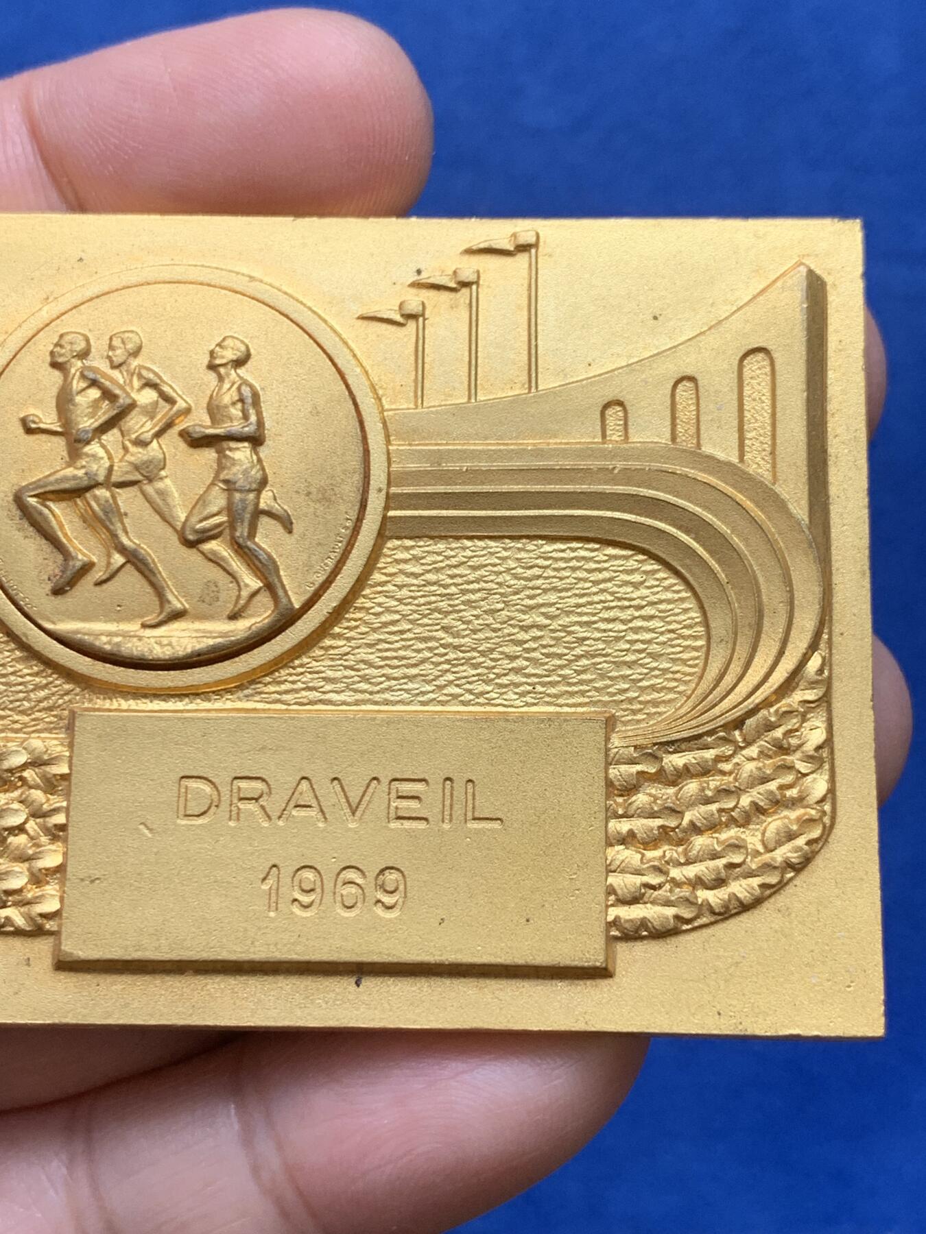 《竞宝斋》第334场 周日，周一 2场连拍 （全场包邮） DRAVEIL 1969 镀金纪念章 方章 112.1克 49.5*69.5mm