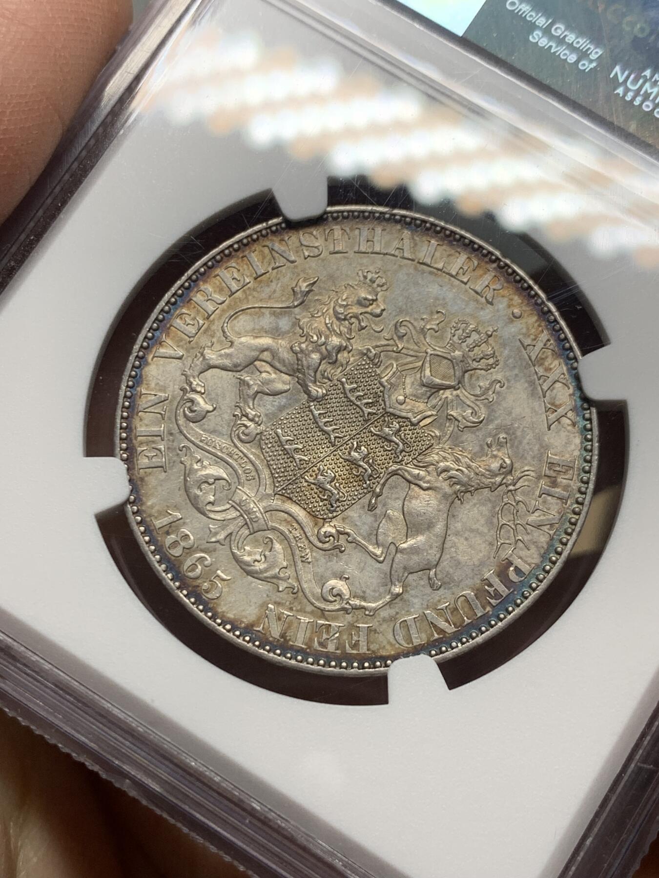 《竞宝斋》第334场 周日，周一 2场连拍 （全场包邮） 低评 唯一冠军分 NGC MS62 德国 1865 符腾堡王国 大鹿角版 狮鹿泰勒银币 很少版别 几乎见不到的年份