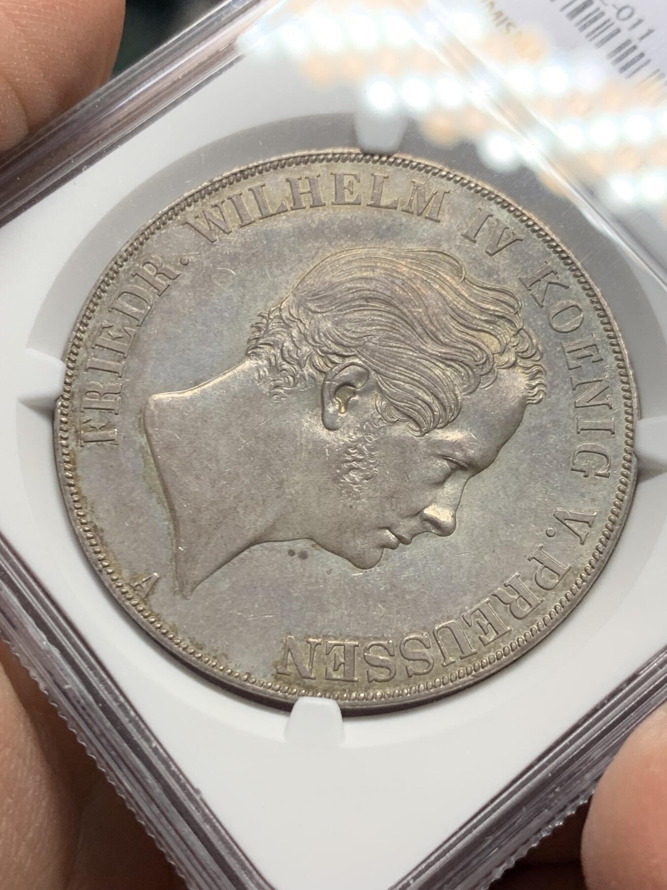 《竞宝斋》第334场 周日，周一 2场连拍 （全场包邮） 冠军分 NGC MS63 德国 普鲁士1844年 威廉四世 2泰勒银币 37克的大银币 双面黑彩包浆 经典的普鲁士大窗帘纹章 状态极好