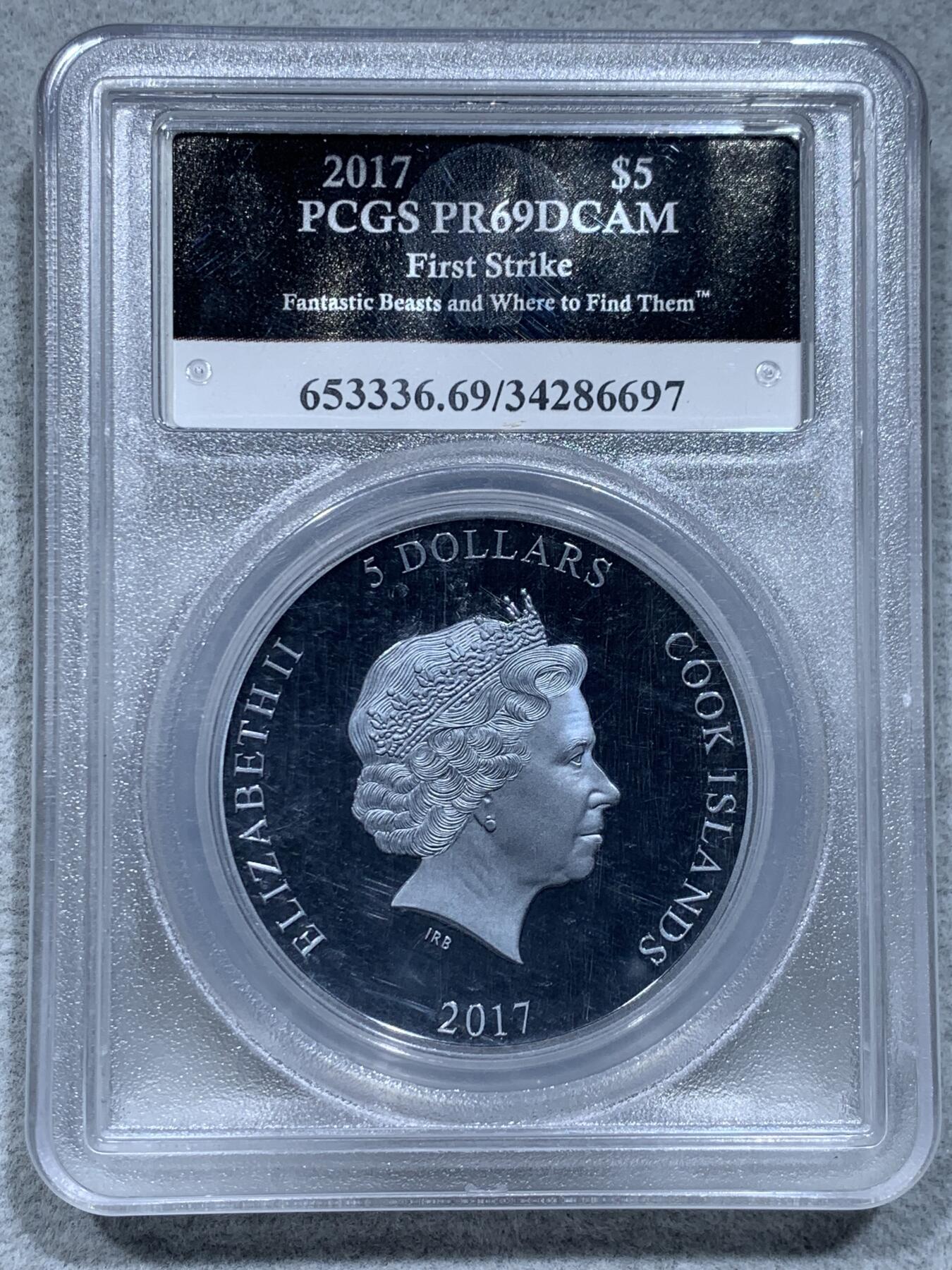 《竞宝斋》第334场 周日，周一 2场连拍 （全场包邮） PCGS PR69DCAM 2017 库克伊丽莎白二世神奇动物在哪里5元弧形精制银币，首铸标，加厚盒，特殊涂层
