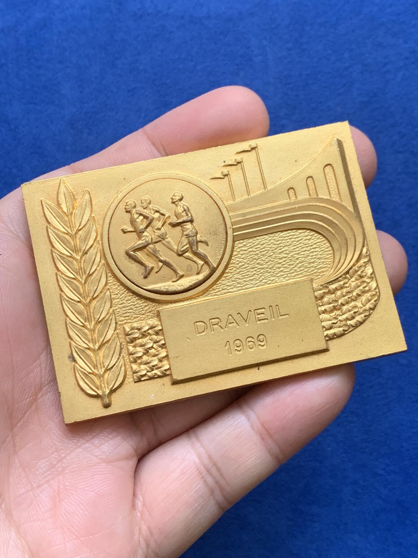 《竞宝斋》第334场 周日，周一 2场连拍 （全场包邮） DRAVEIL 1969 镀金纪念章 方章 112.1克 49.5*69.5mm