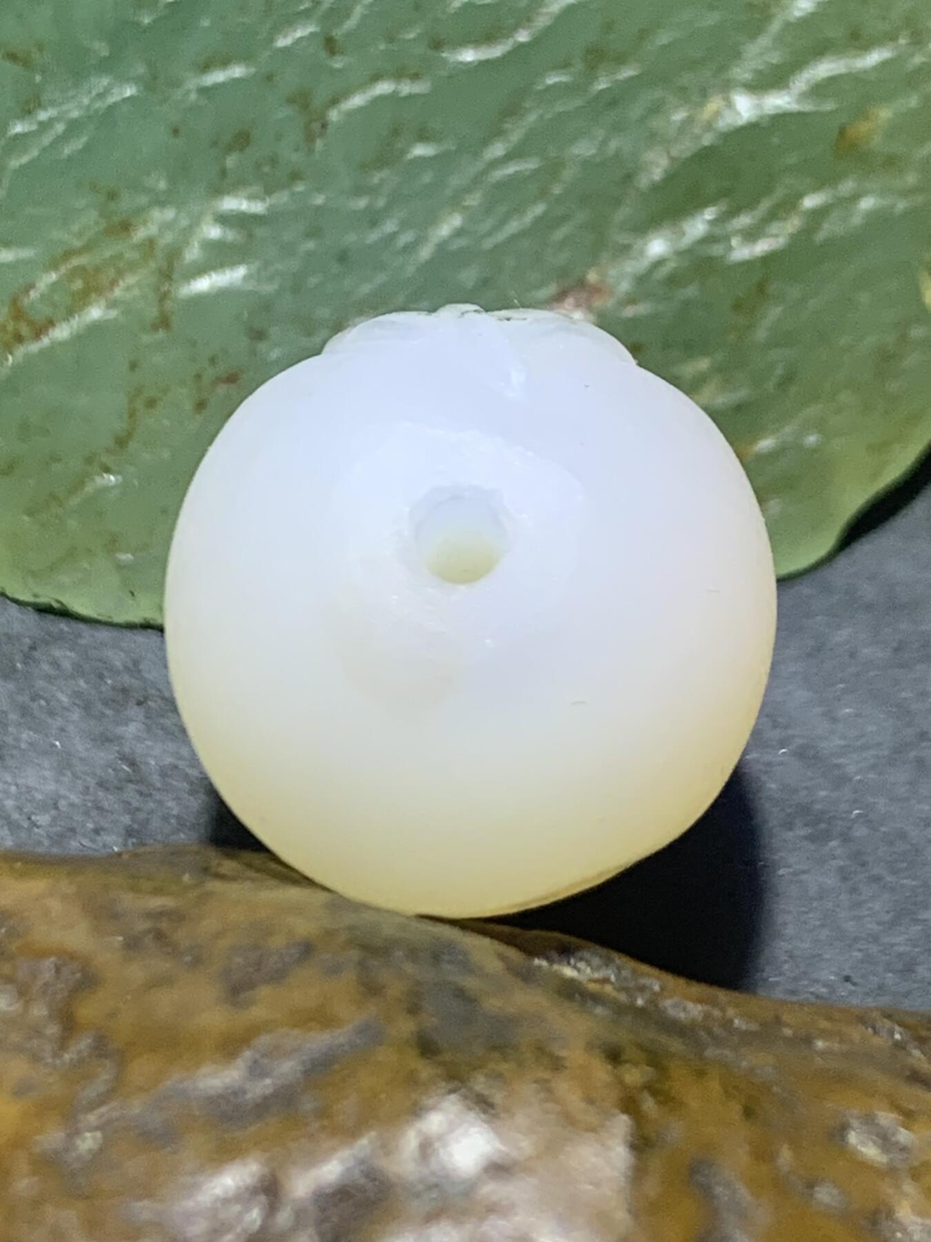 高玉化亚光原皮海洋玉髓手工俏色巧雕树叶随形通货桶珠一个！