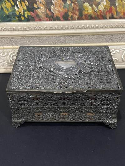 海外回流精选拍卖 - 法国回流19世纪银盒子 尺寸：10.8cmX8.2cmX5.3cm 299.4g