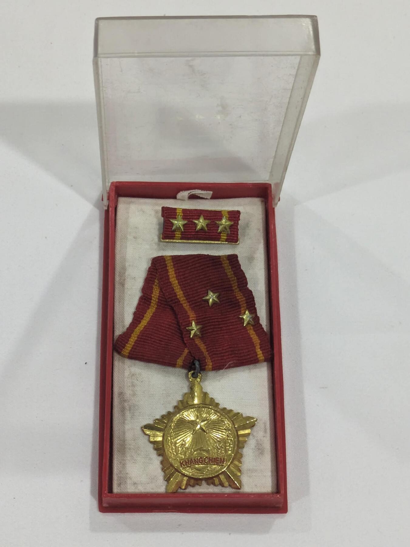 韵星假日精品2024冬季军品类拍卖会-- Rimey Holidays Boutique 2024 Winter Militaria Sale 越南人民共和国（北越）一级抗战勋章带勋略、原盒一套