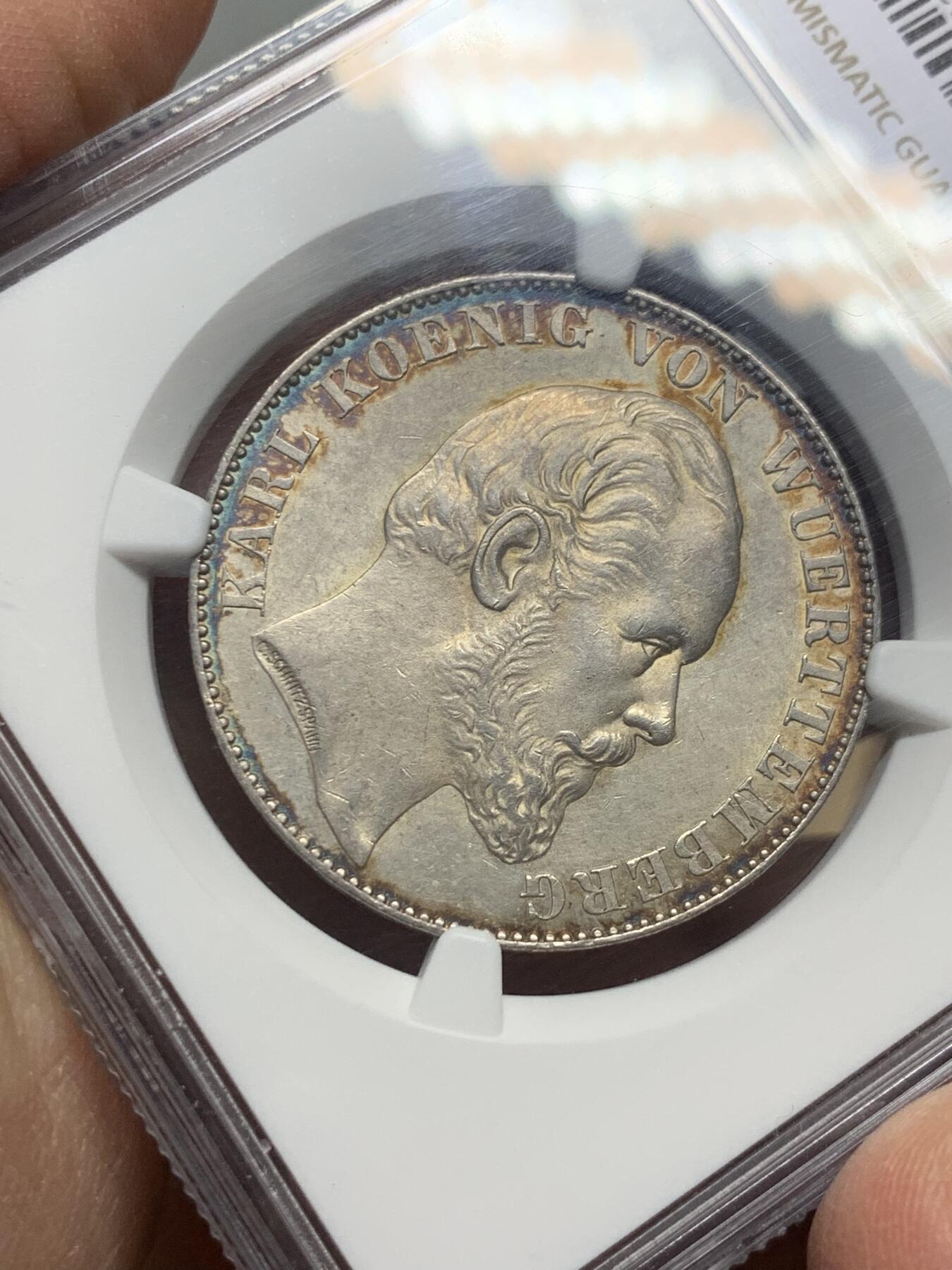 《竞宝斋》第334场 周日，周一 2场连拍 （全场包邮） 低评 唯一冠军分 NGC MS62 德国 1865 符腾堡王国 大鹿角版 狮鹿泰勒银币 很少版别 几乎见不到的年份