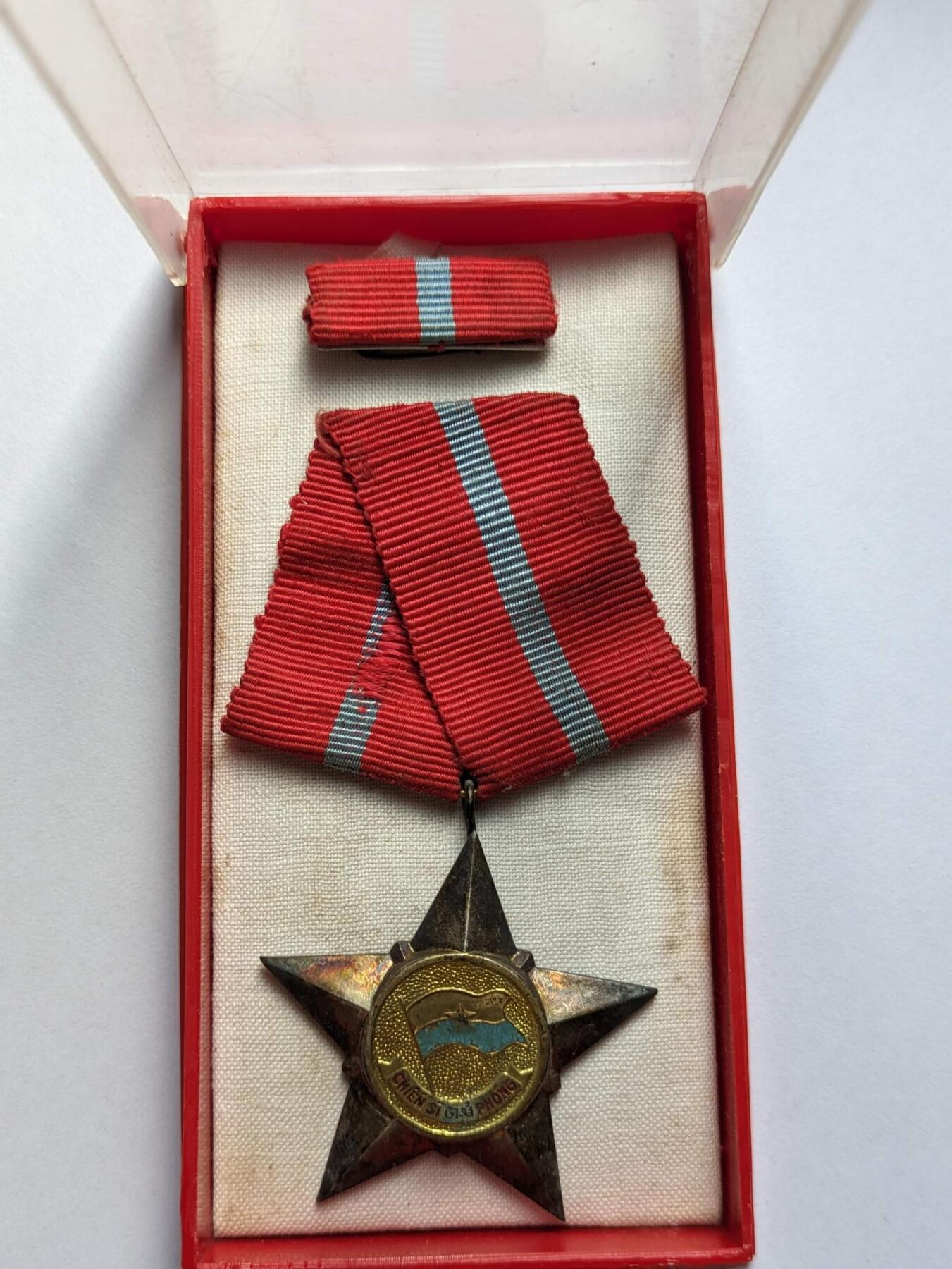 韵星假日精品2024冬季军品类拍卖会-- Rimey Holidays Boutique 2024 Winter Militaria Sale 越南民主共和国（北越）/南方共和国（越共）三级解放战士勋章带原盒略一套