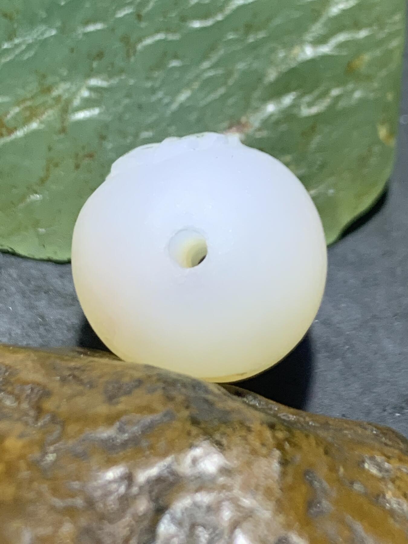 高玉化亚光原皮海洋玉髓手工俏色巧雕树叶随形通货桶珠一个！