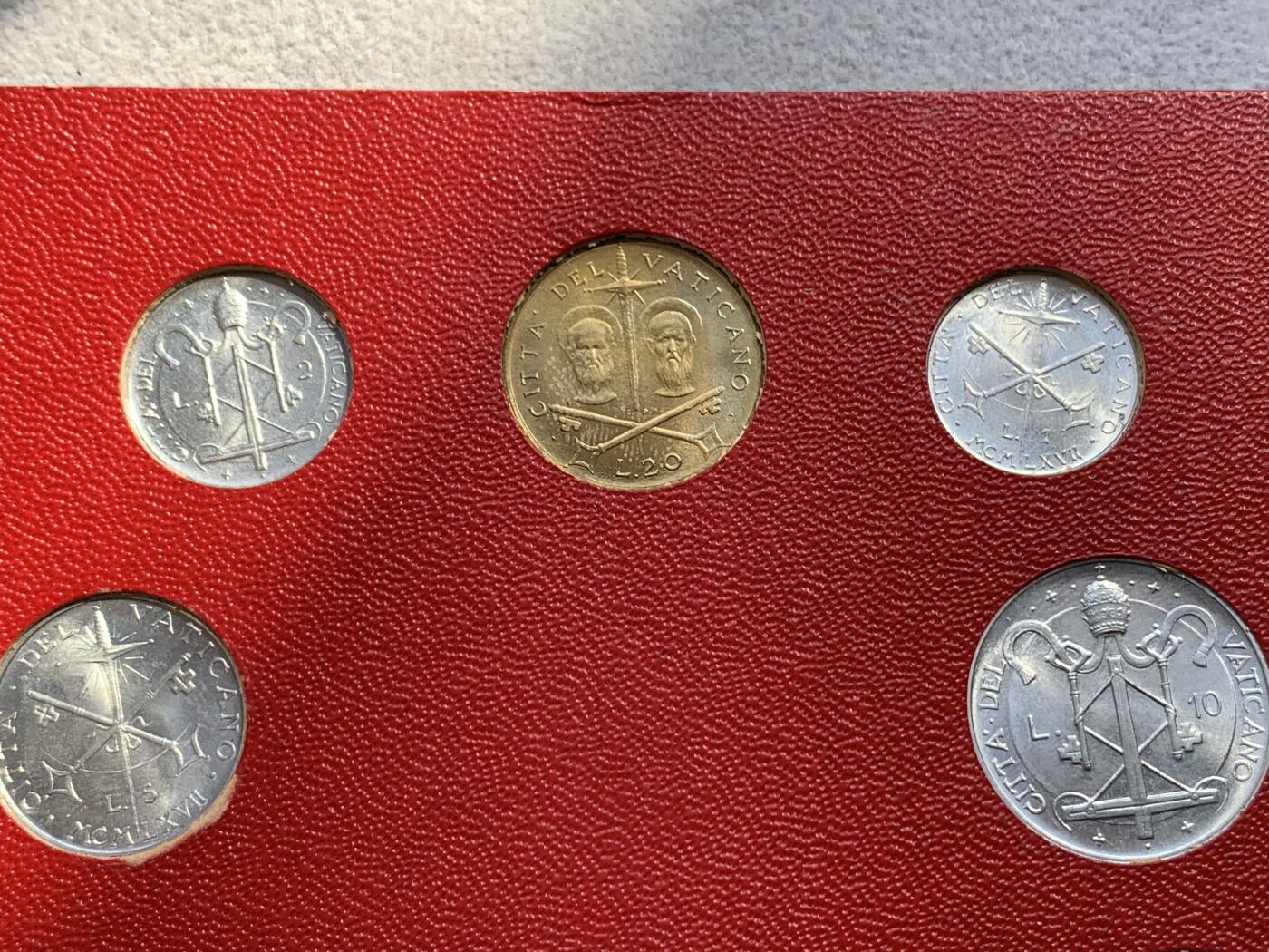 《竞宝斋》第334场 周日，周一 2场连拍 （全场包邮） 卡装 梵蒂冈1967年八枚装套币 其中一枚500里拉是银币