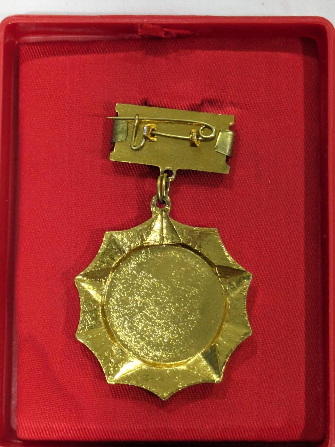 韵星假日精品2024冬季军品类拍卖会-- Rimey Holidays Boutique 2024 Winter Militaria Sale 越南社会主义共和国全国通讯、信息部优秀奖章带原盒一套