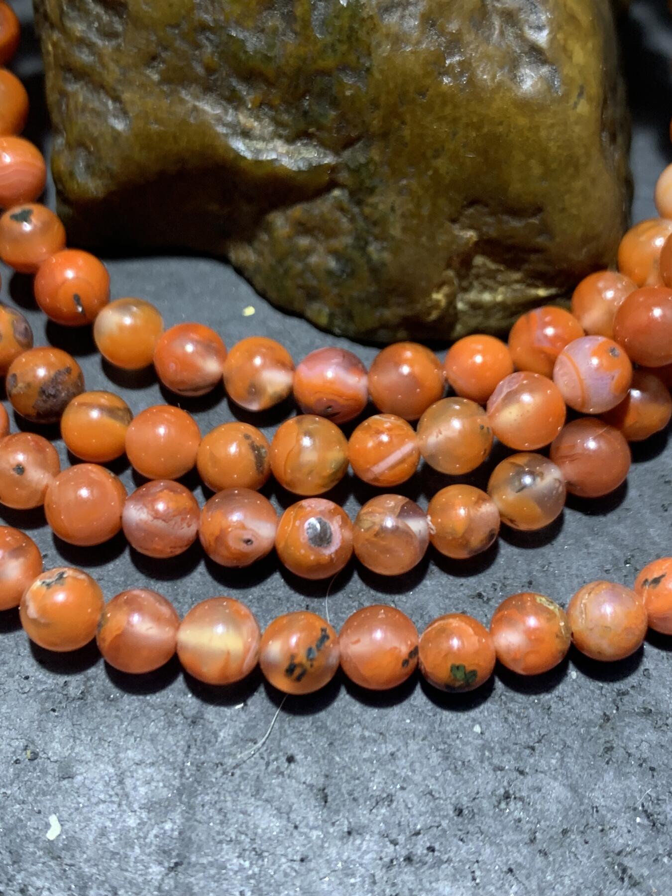 川料南红玛瑙多圈手串一条。