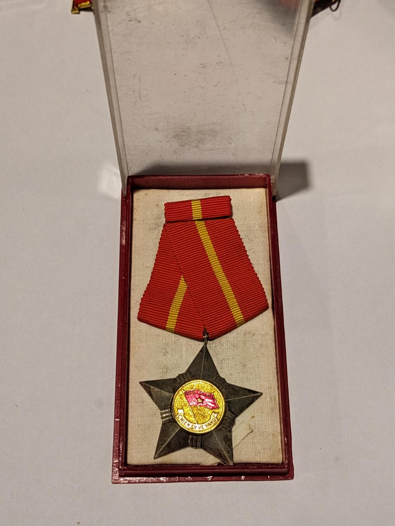 韵星假日精品2024冬季军品类拍卖会-- Rimey Holidays Boutique 2024 Winter Militaria Sale 越南人民共和国（北越）三级光荣战士勋章带勋略、原盒一套