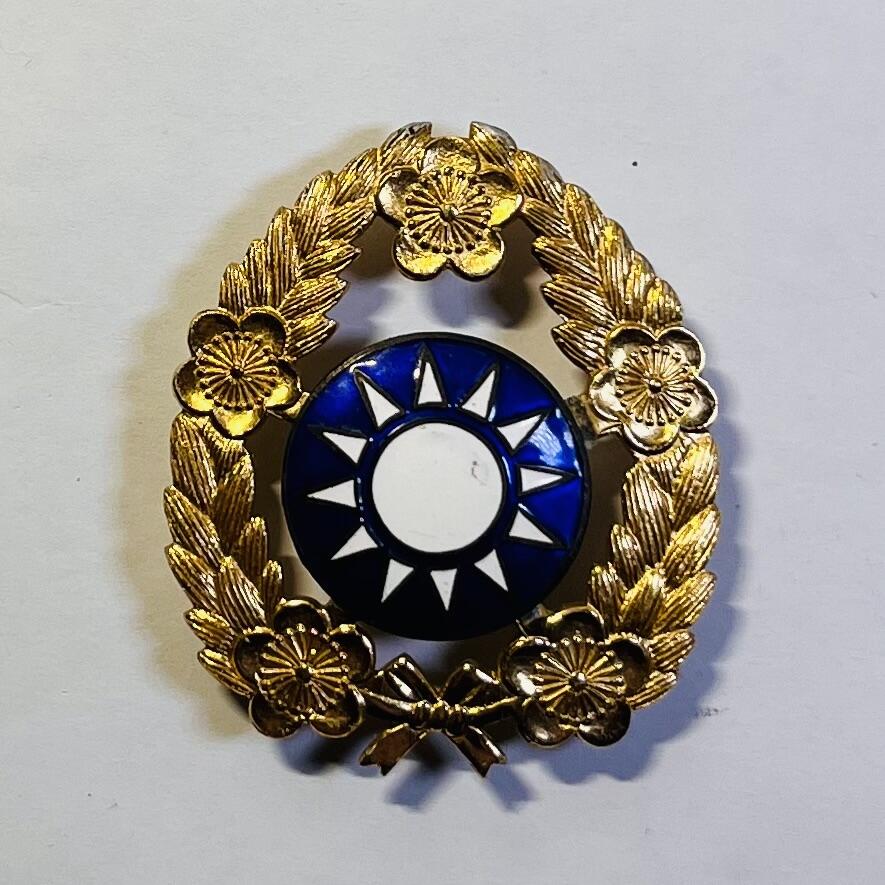 韵星假日精品2024冬季军品类拍卖会-- Rimey Holidays Boutique 2024 Winter Militaria Sale 警备总司令周仲南二级上将早期珐琅版本青天白日帽徽一个