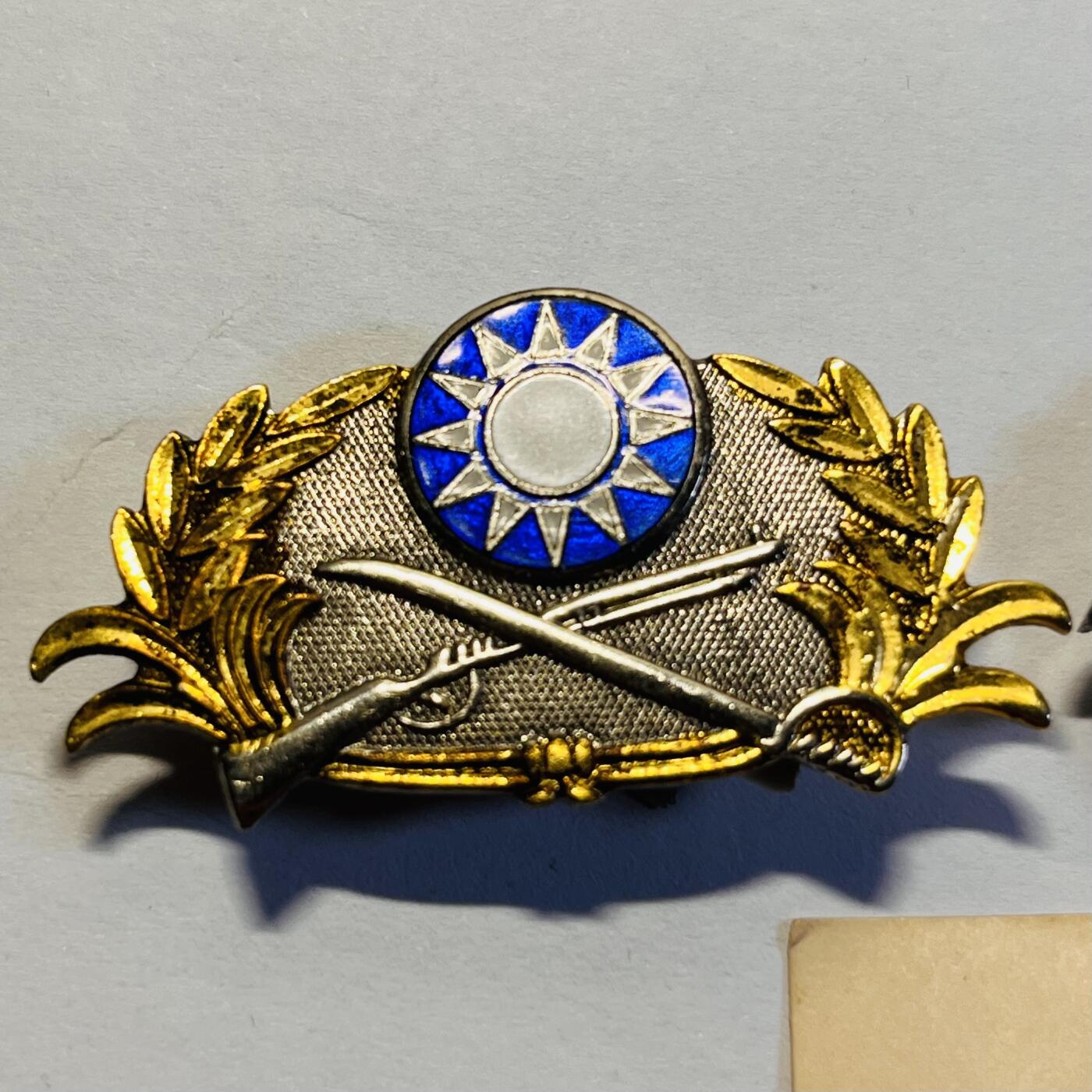 韵星假日精品2024冬季军品类拍卖会-- Rimey Holidays Boutique 2024 Winter Militaria Sale 警备总司令周仲南二级上将陆军军官金级、银级荣誉徽一对