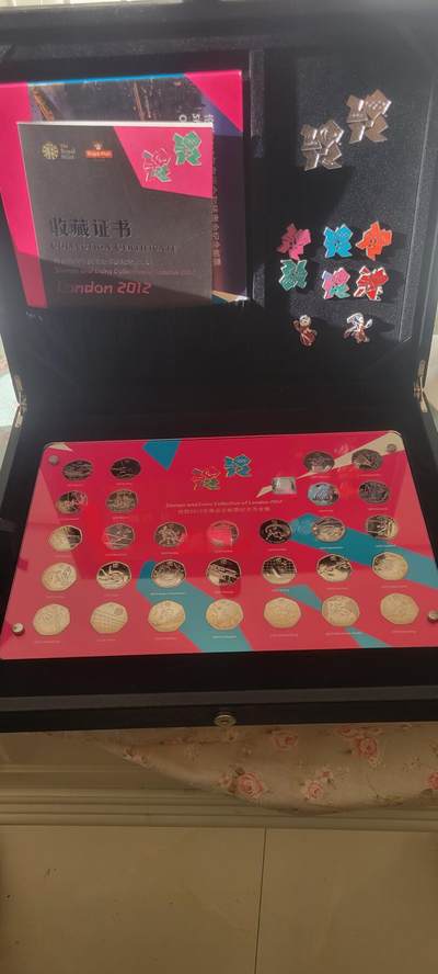 2024第二十三期 2012年英国伦敦奥运会钱币，纪念章，邮票全集精装豪华礼盒包装：其中29枚亚克力封装全套纪念币，30枚邮票，8枚微章，总重量达5公斤左右，中拍者包邮