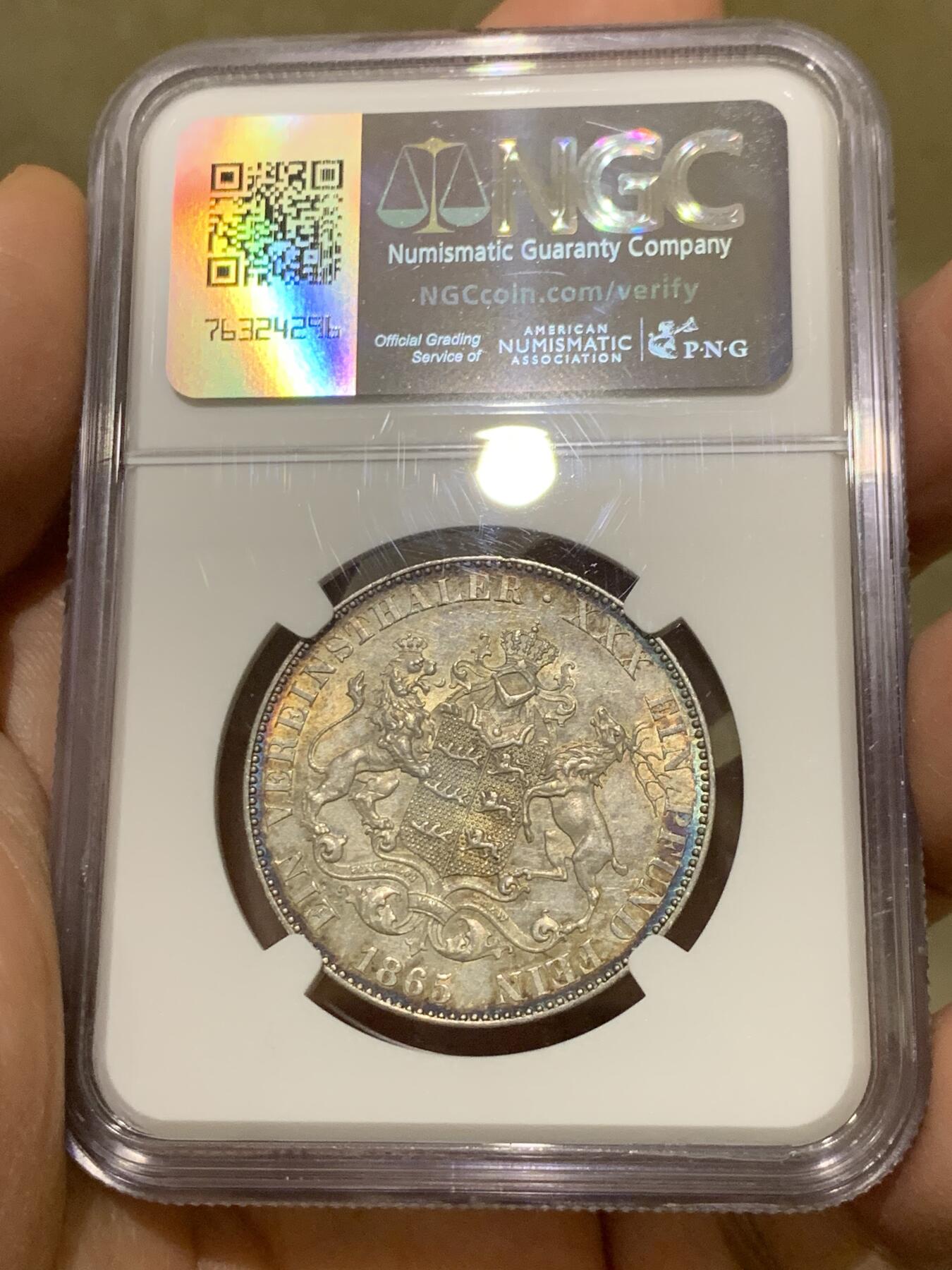 《竞宝斋》第334场 周日，周一 2场连拍 （全场包邮） 低评 唯一冠军分 NGC MS62 德国 1865 符腾堡王国 大鹿角版 狮鹿泰勒银币 很少版别 几乎见不到的年份