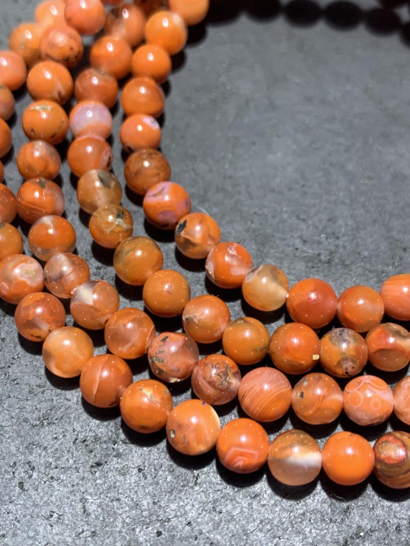 川料南红玛瑙多圈手串一条。