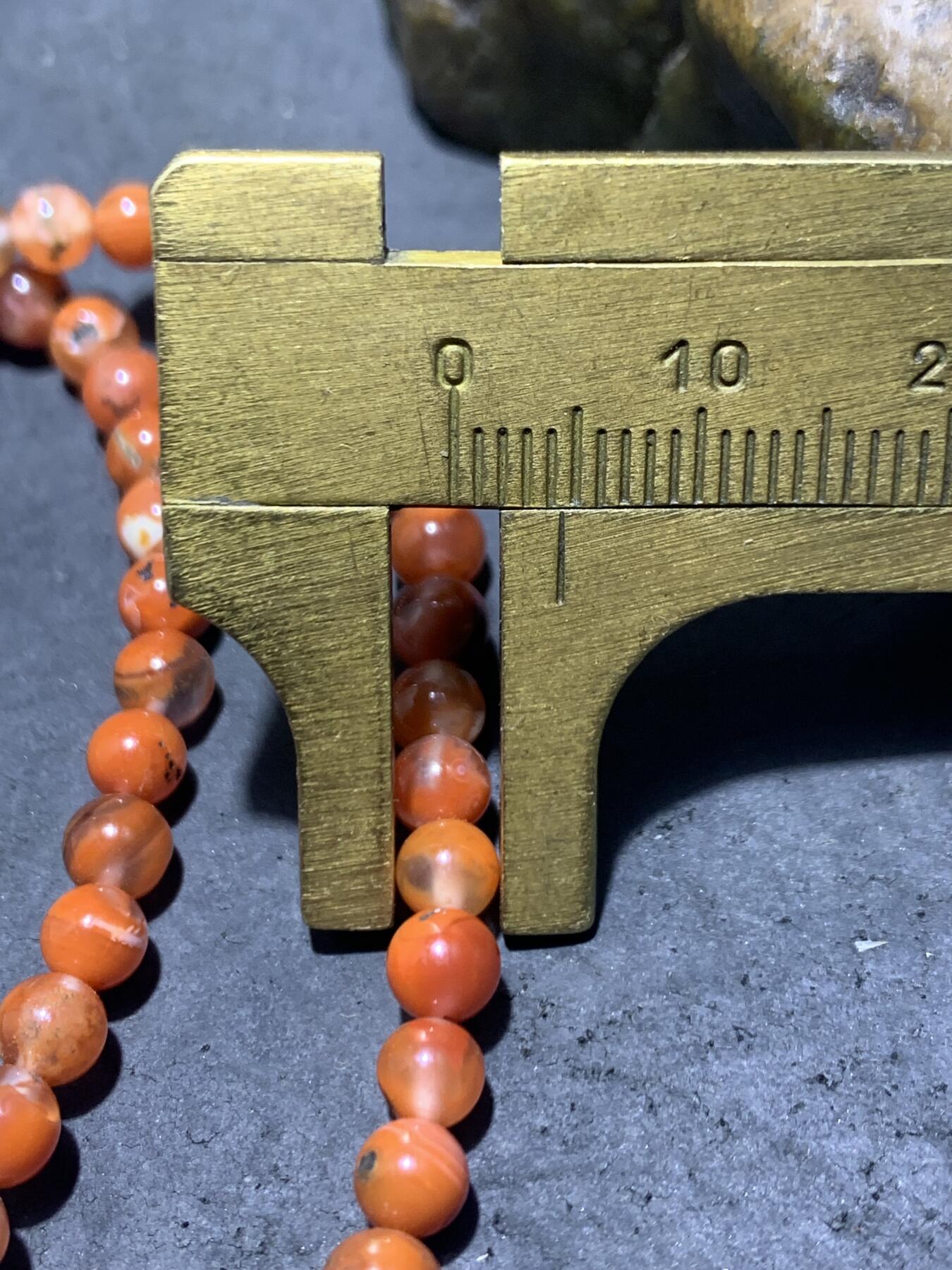 川料南红玛瑙多圈手串一条。