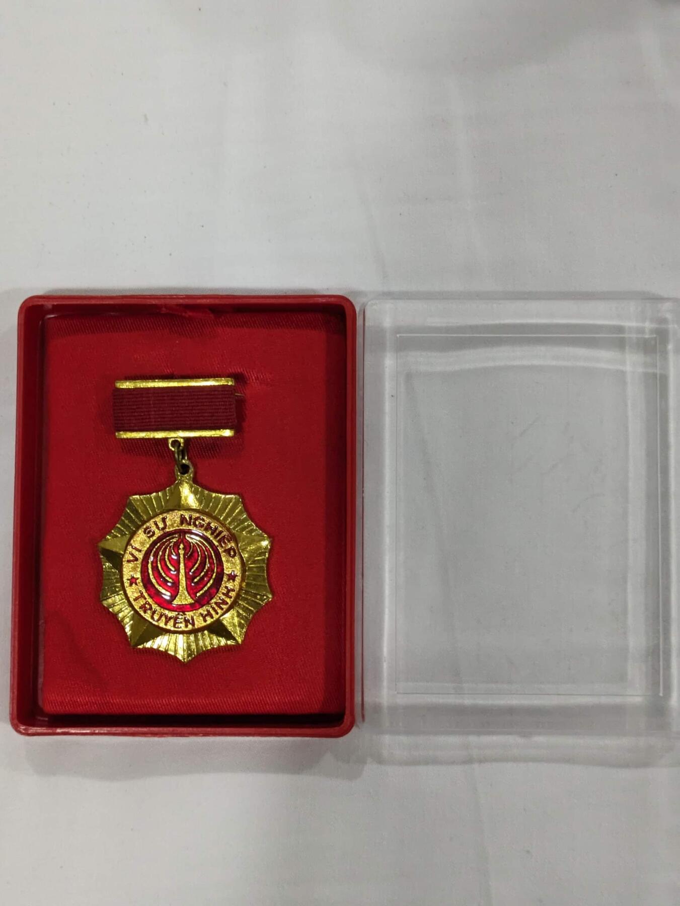 韵星假日精品2024冬季军品类拍卖会-- Rimey Holidays Boutique 2024 Winter Militaria Sale 越南社会主义共和国全国通讯、信息部优秀奖章带原盒一套