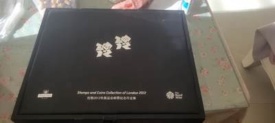 2024第二十三期 2012年英国伦敦奥运会钱币，纪念章，邮票全集精装豪华礼盒包装：其中29枚亚克力封装全套纪念币，30枚邮票，8枚微章，总重量达5公斤左右，中拍者包邮