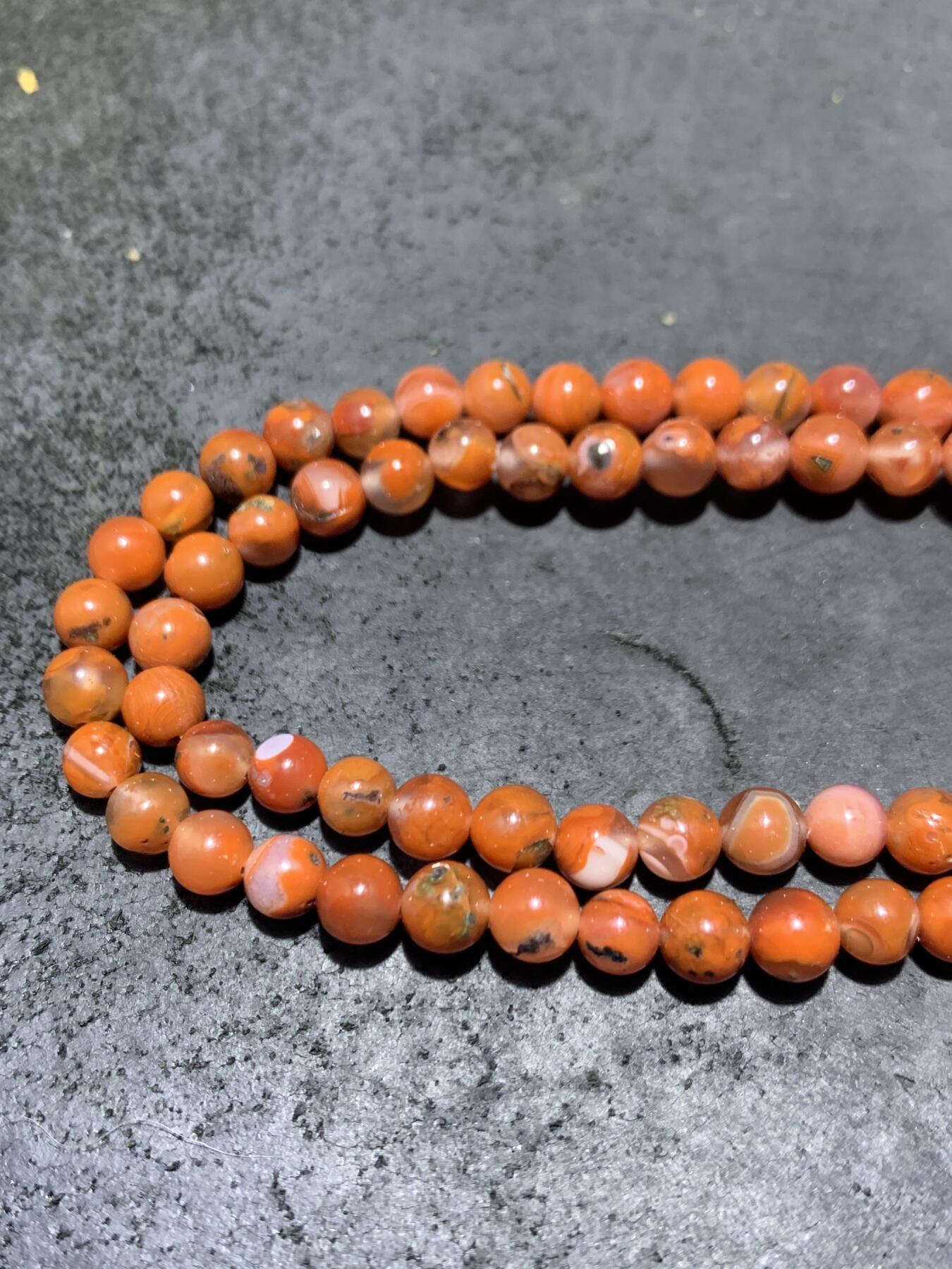 川料南红玛瑙多圈手串一条。