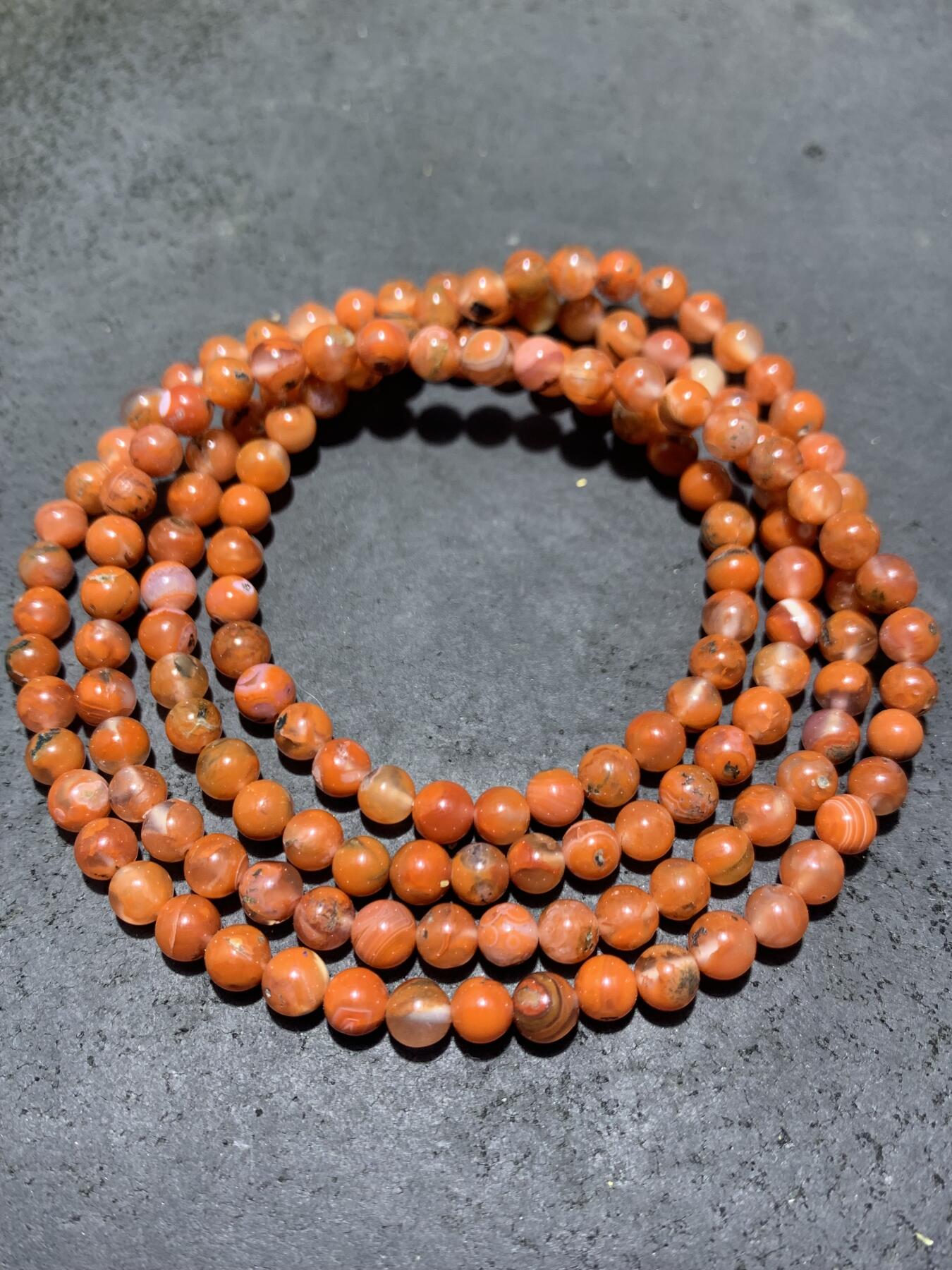 川料南红玛瑙多圈手串一条。