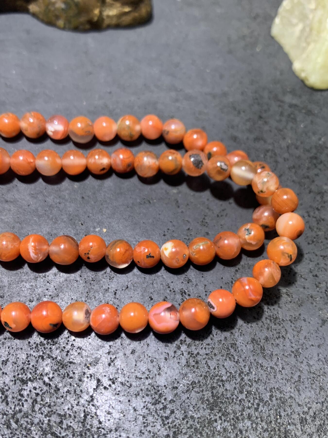 川料南红玛瑙多圈手串一条。