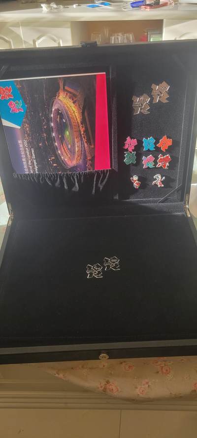 2024第二十三期 2012年英国伦敦奥运会钱币，纪念章，邮票全集精装豪华礼盒包装：其中29枚亚克力封装全套纪念币，30枚邮票，8枚微章，总重量达5公斤左右，中拍者包邮