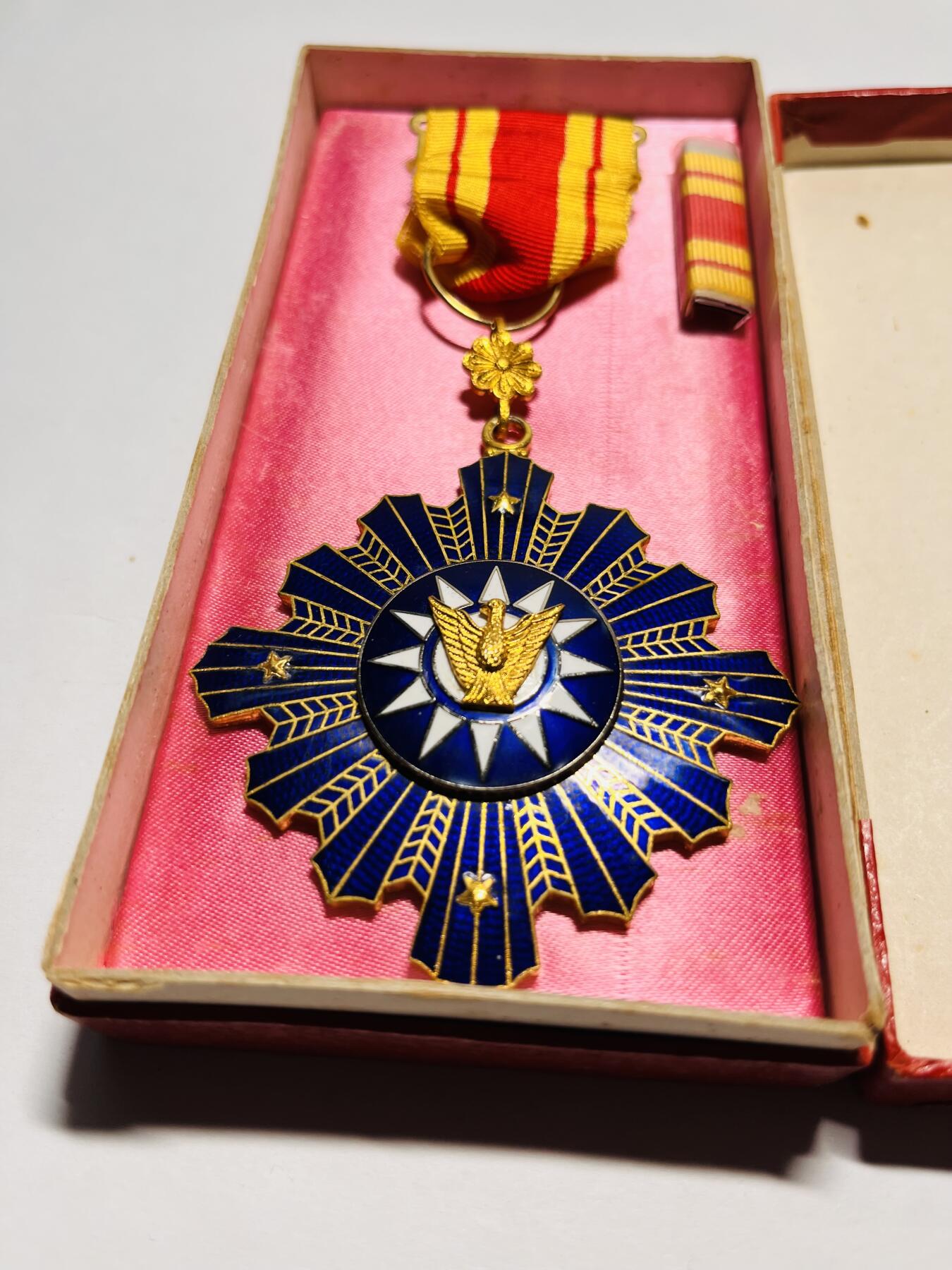 韵星假日精品2024冬季军品类拍卖会-- Rimey Holidays Boutique 2024 Winter Militaria Sale 三等警察奖章，附原盒与略章，有编号实发版本