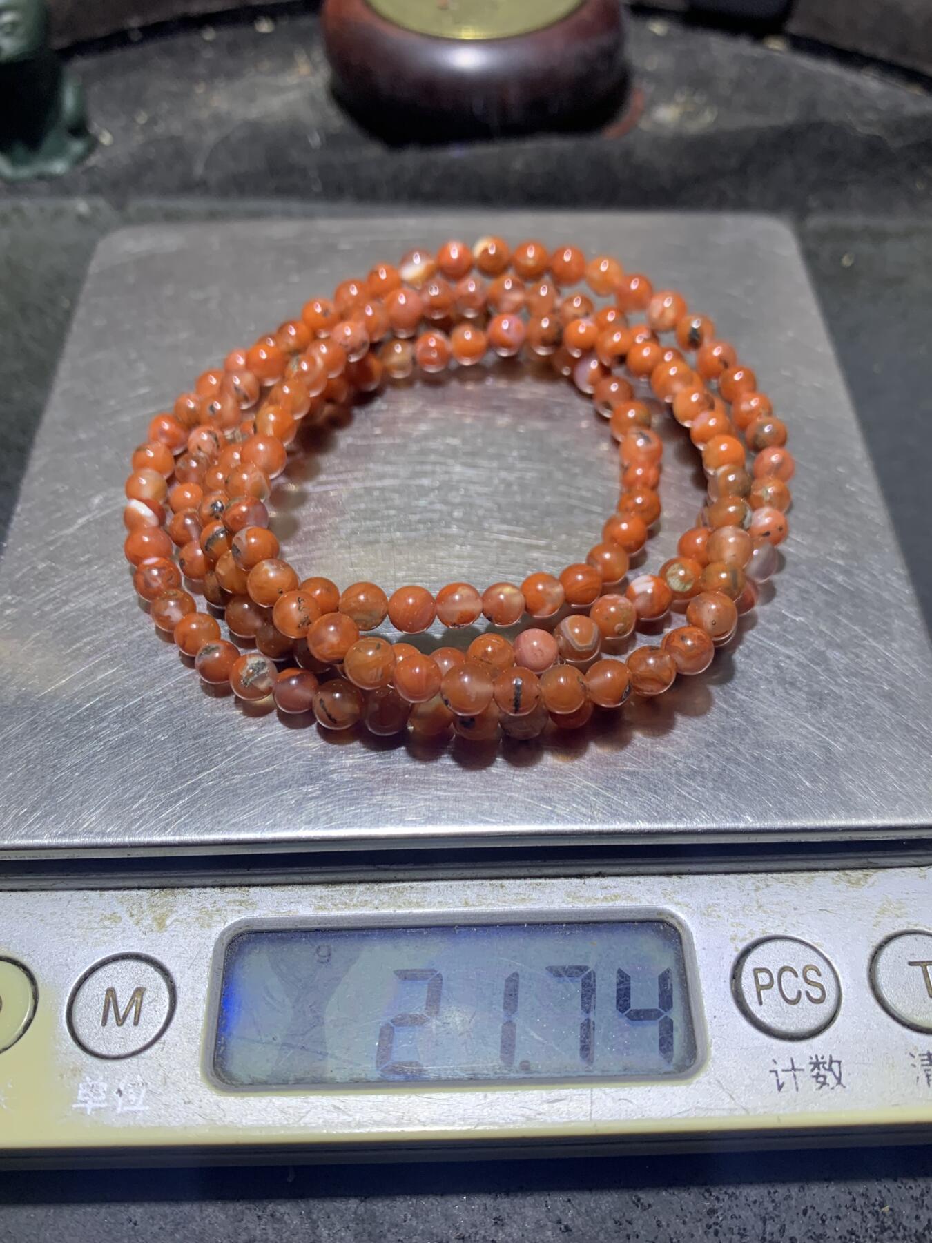 川料南红玛瑙多圈手串一条。