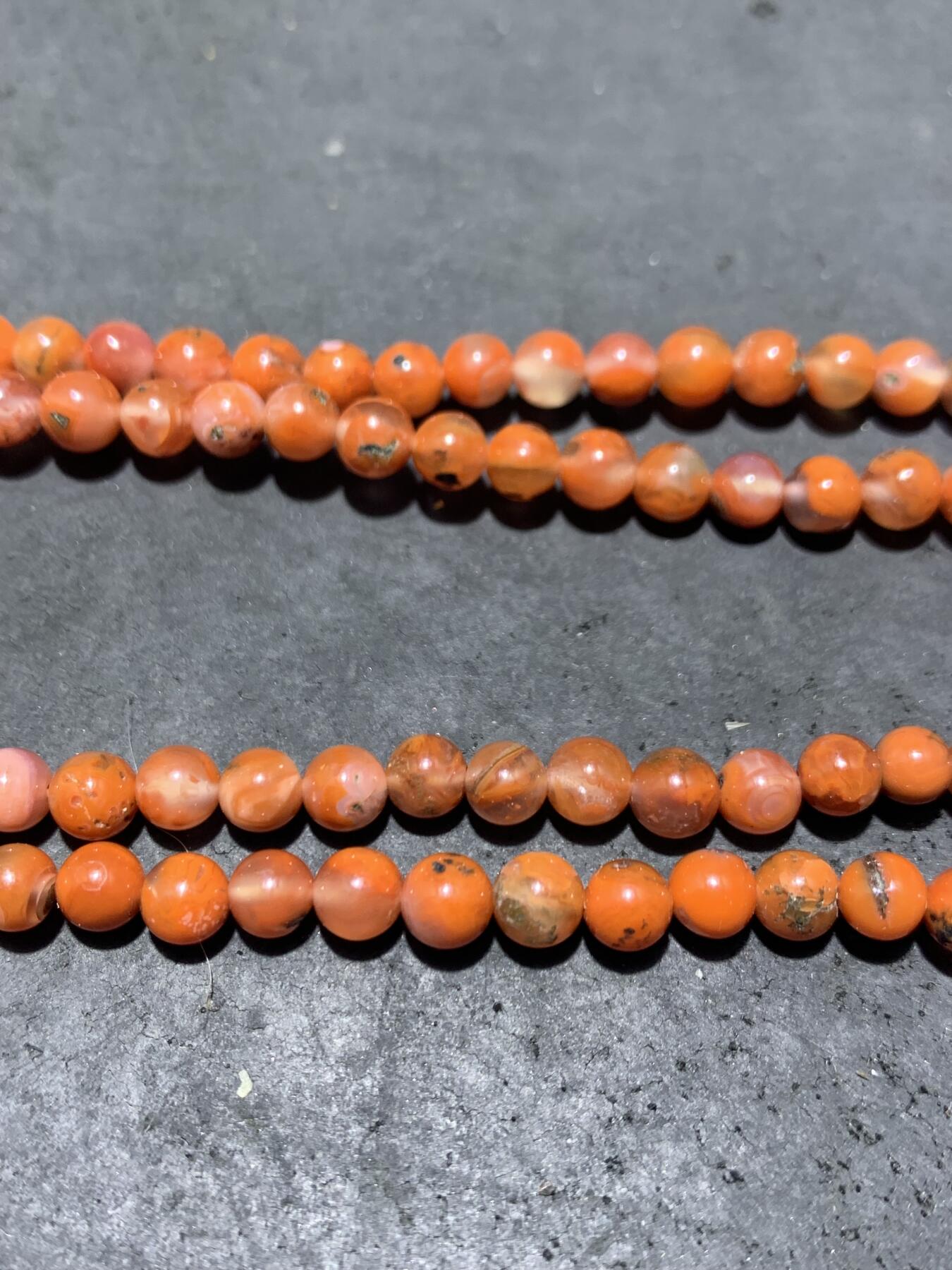 川料南红玛瑙多圈手串一条。