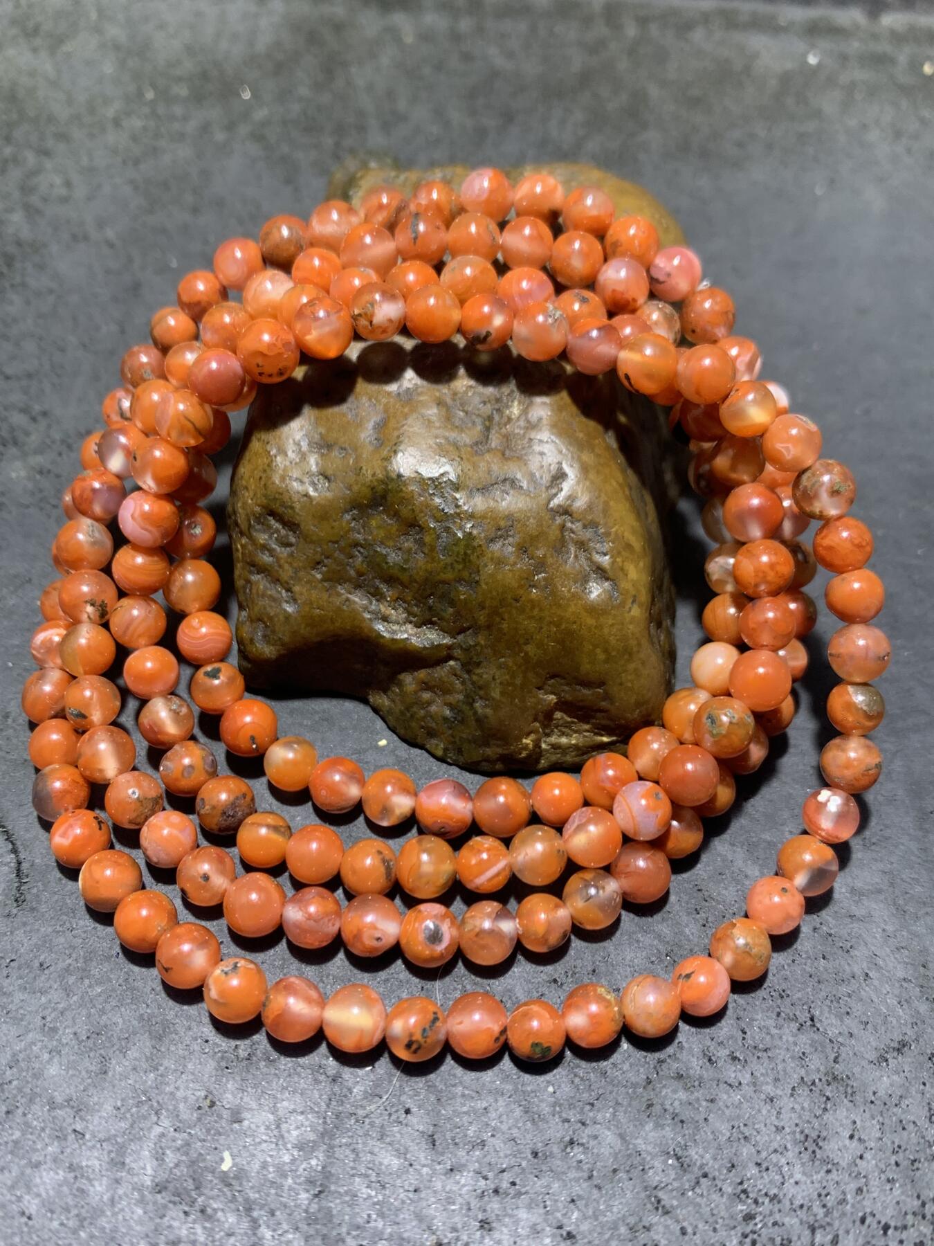 川料南红玛瑙多圈手串一条。