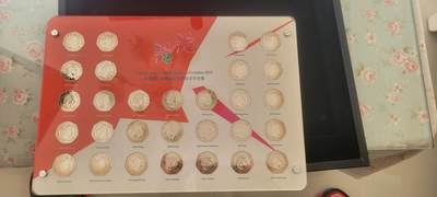 2024第二十三期 2012年英国伦敦奥运会钱币，纪念章，邮票全集精装豪华礼盒包装：其中29枚亚克力封装全套纪念币，30枚邮票，8枚微章，总重量达5公斤左右，中拍者包邮