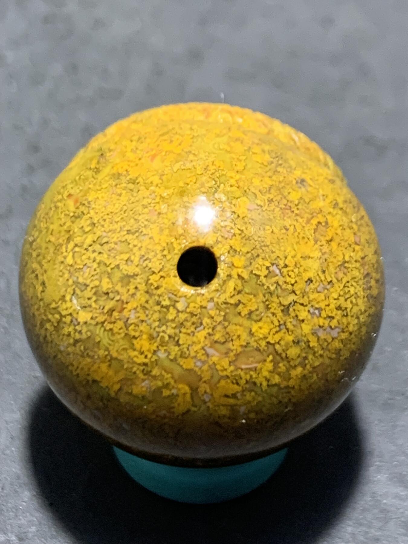 精美黄金草花纹亚光战国红玛瑙手工俏色巧雕灵蛇钱币随形珠一个