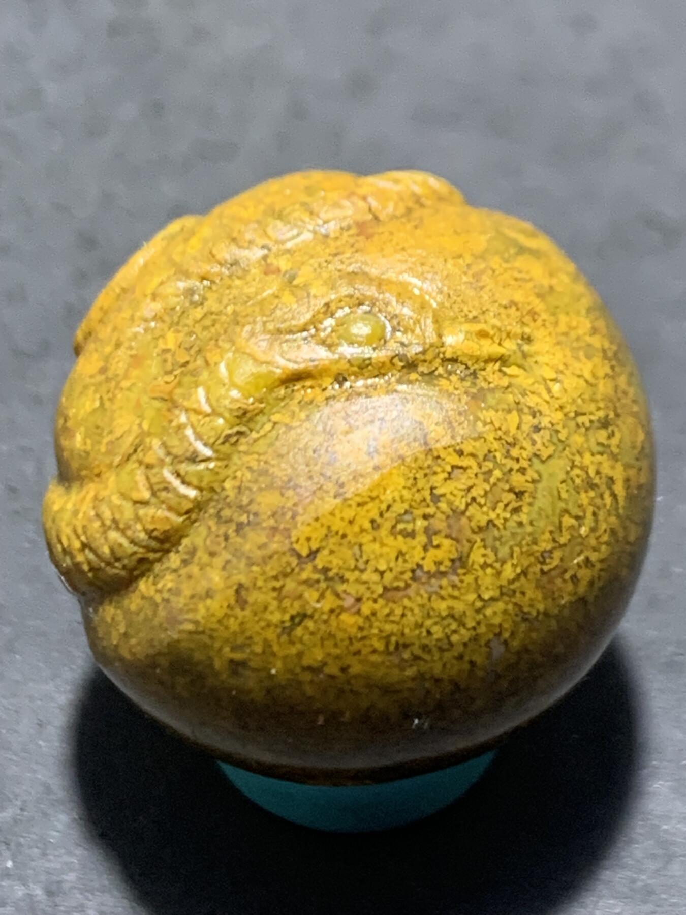 精美黄金草花纹亚光战国红玛瑙手工俏色巧雕灵蛇钱币随形珠一个