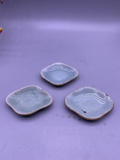 老豆青釉海棠盘3个，尺寸7.6*6.3厘米，品相如图，128包快递 - 老豆青釉海棠盘3个，尺寸7.6*6.3厘米，品相如图，128包快递
