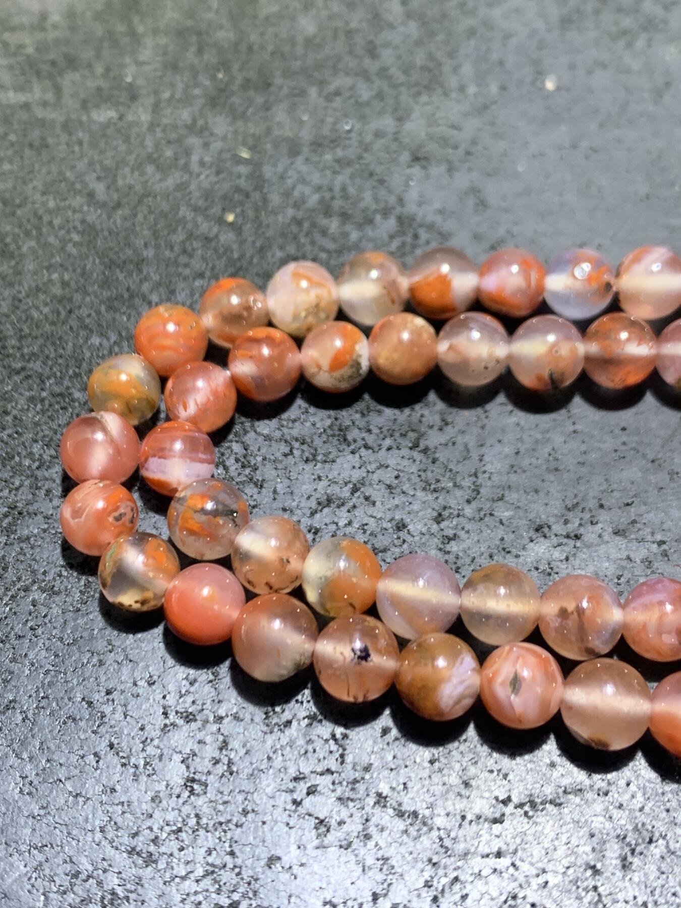 川料南红玛瑙多圈手串一条。