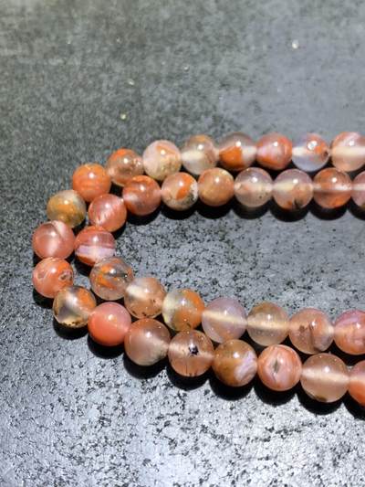 川料南红玛瑙多圈手串一条。 川料南红玛瑙多圈手串一条。