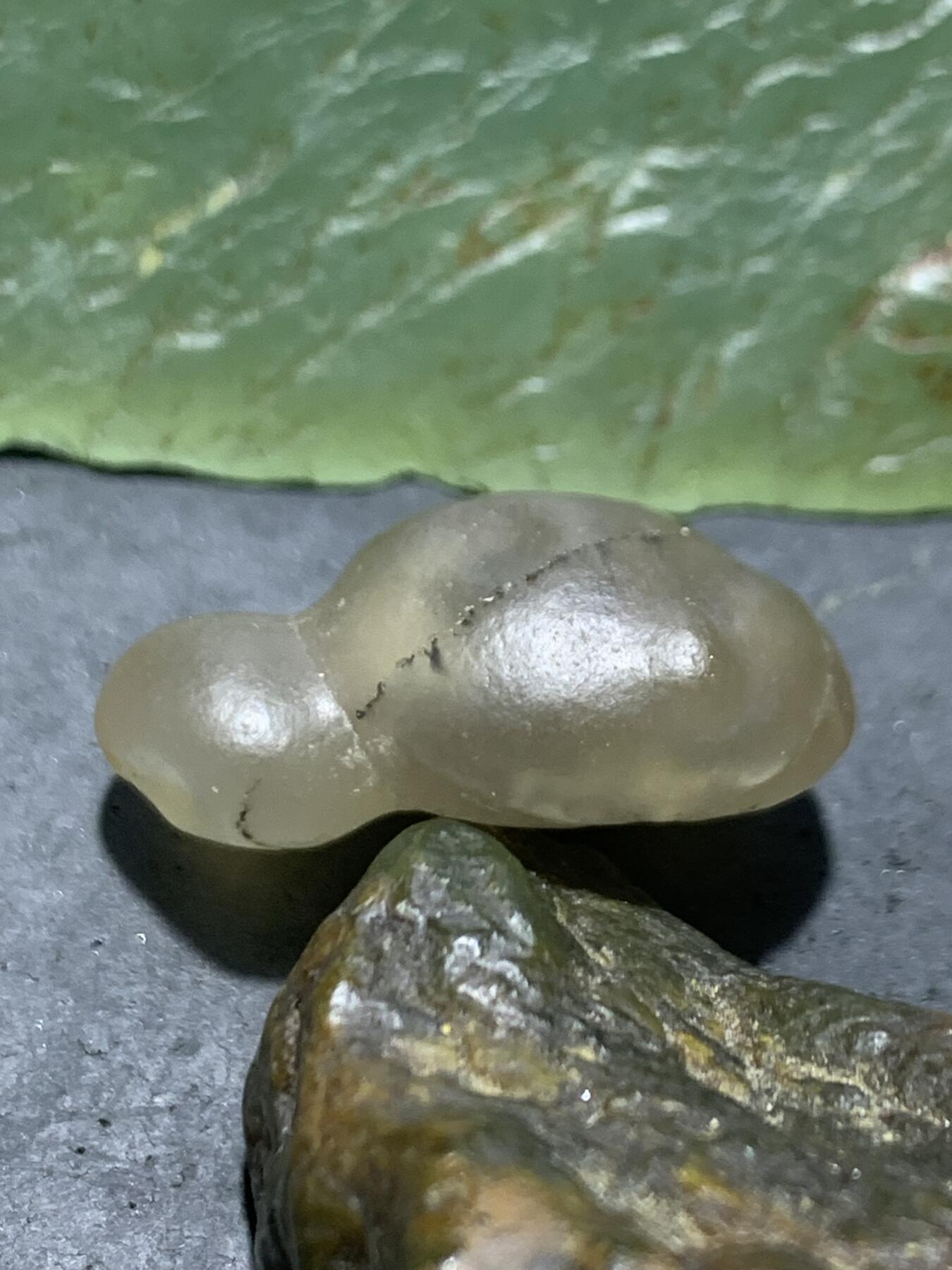 精美天然戈壁阿拉善黑糖心葫芦形原石一颗，