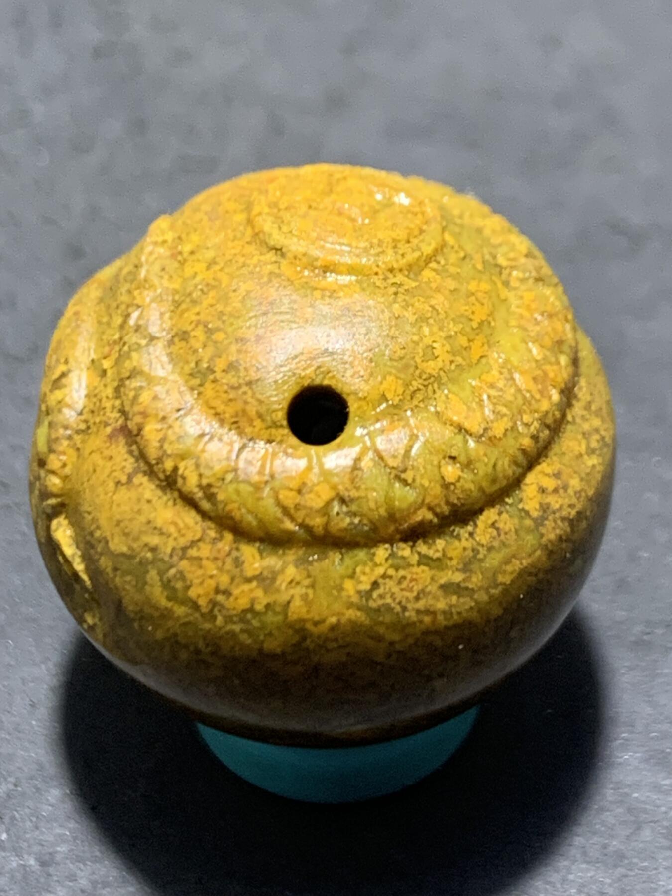 精美黄金草花纹亚光战国红玛瑙手工俏色巧雕灵蛇钱币随形珠一个