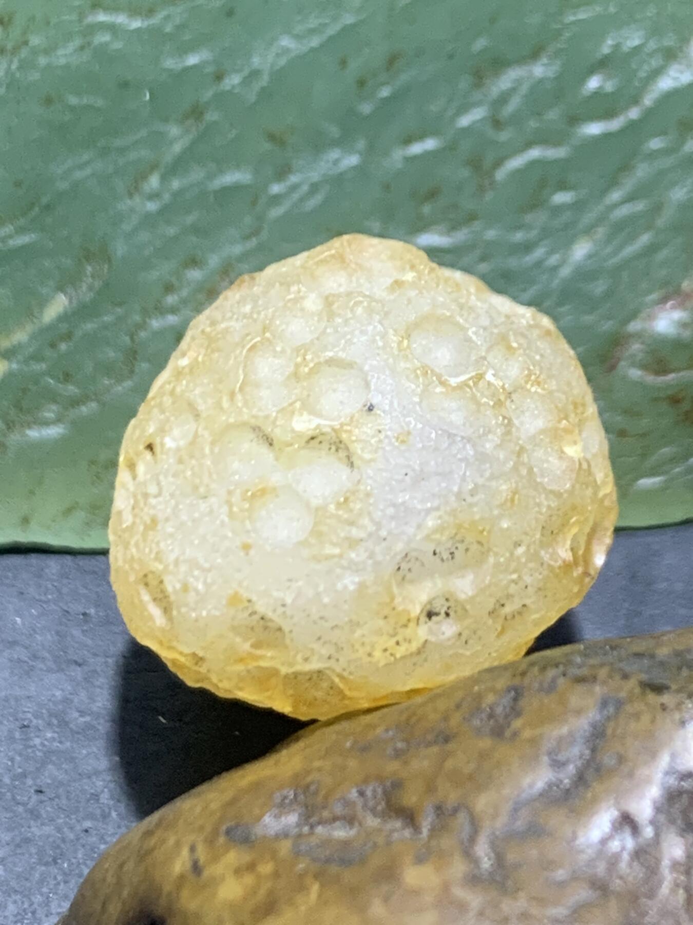 精美天然戈壁阿拉善月球表面白玛瑙原石一颗