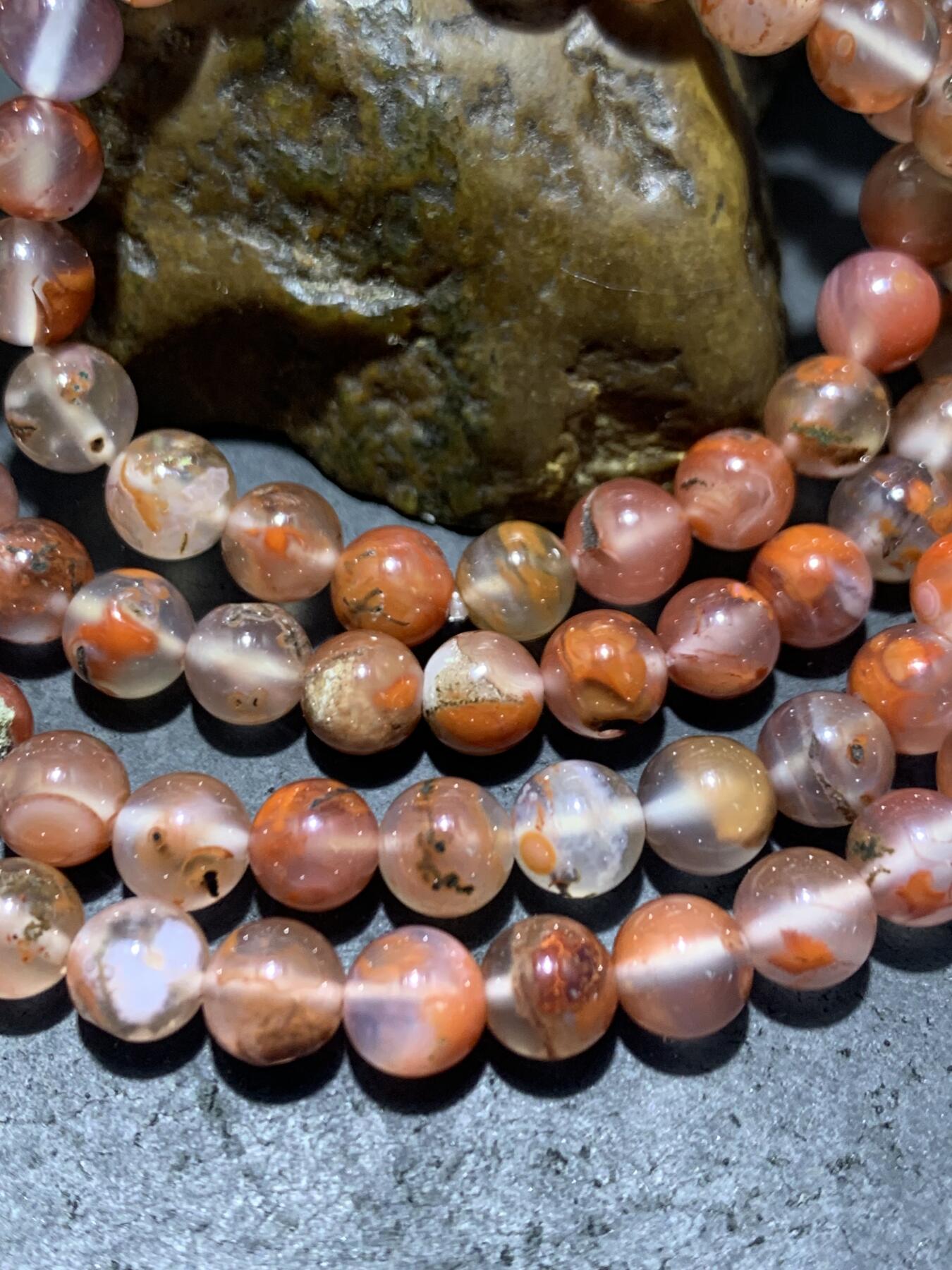 川料南红玛瑙多圈手串一条。