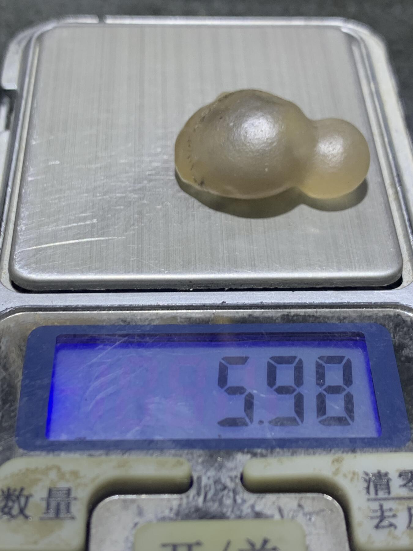精美天然戈壁阿拉善黑糖心葫芦形原石一颗，