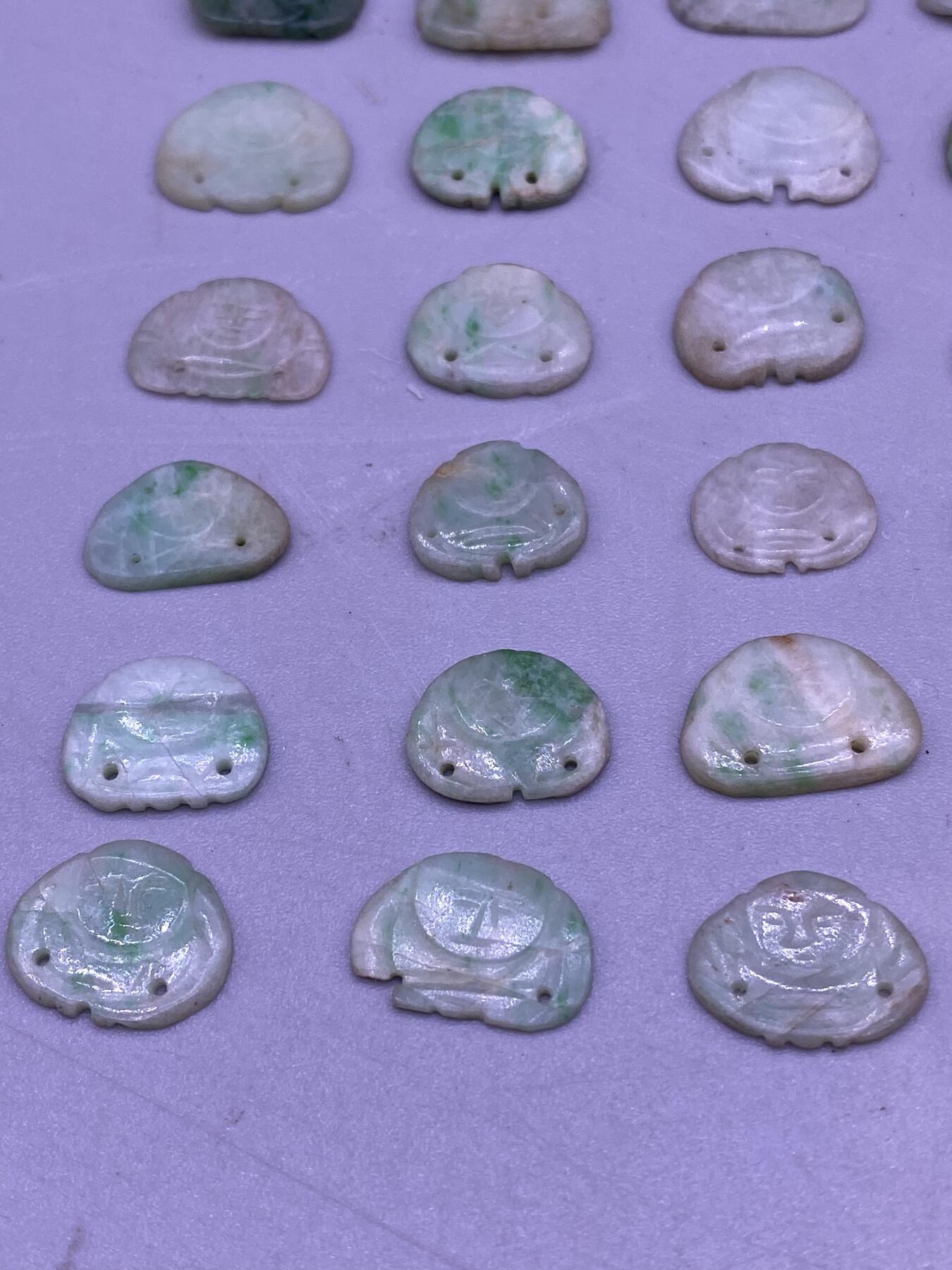 老翡翠佛55个，尺寸1.3-2.2厘米，品相如图，880包快递