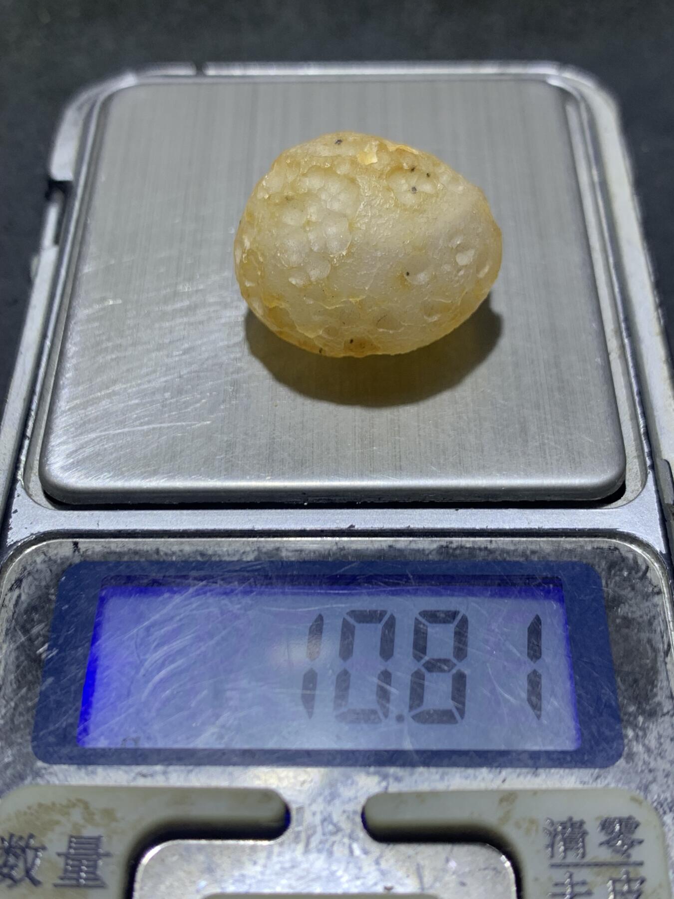 精美天然戈壁阿拉善月球表面白玛瑙原石一颗