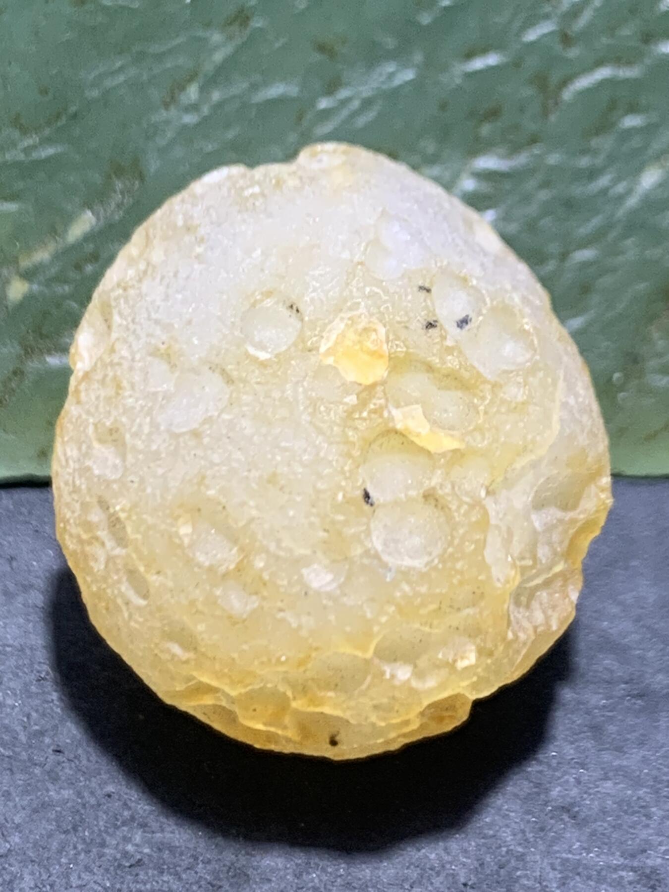 精美天然戈壁阿拉善月球表面白玛瑙原石一颗