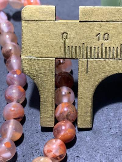 川料南红玛瑙多圈手串一条。 川料南红玛瑙多圈手串一条。